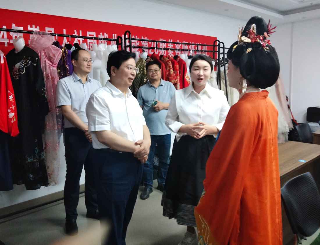 市长徐衣显视察我校嵩